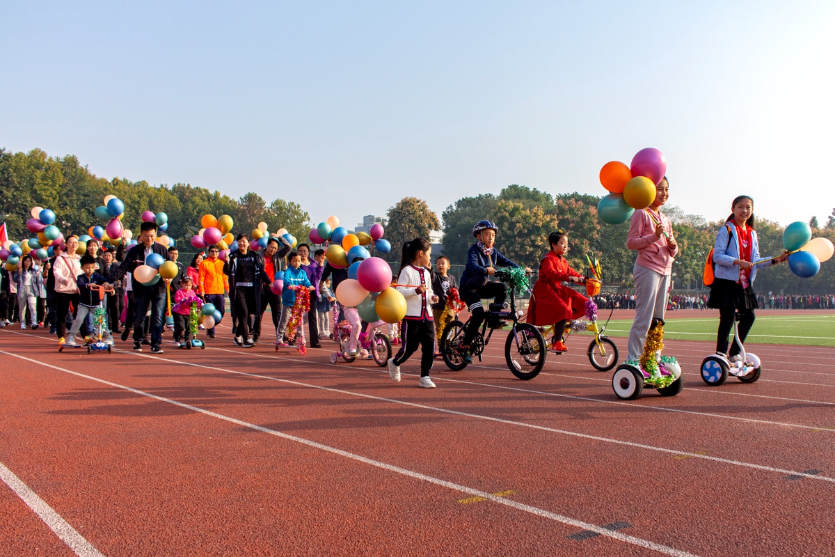10 研究生院工会方阵【学通社记者 黄荣菁 摄】