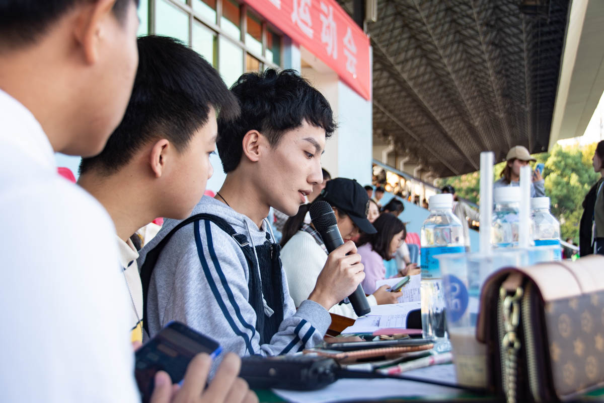 24 南湖之声播音主持正在播音【学通社记者 万思邑 摄】