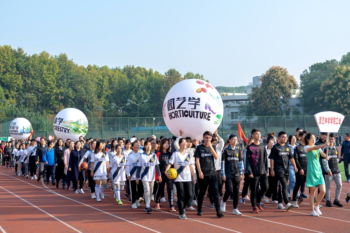 9 园林院方阵入场【学通社记者 欧静 摄】