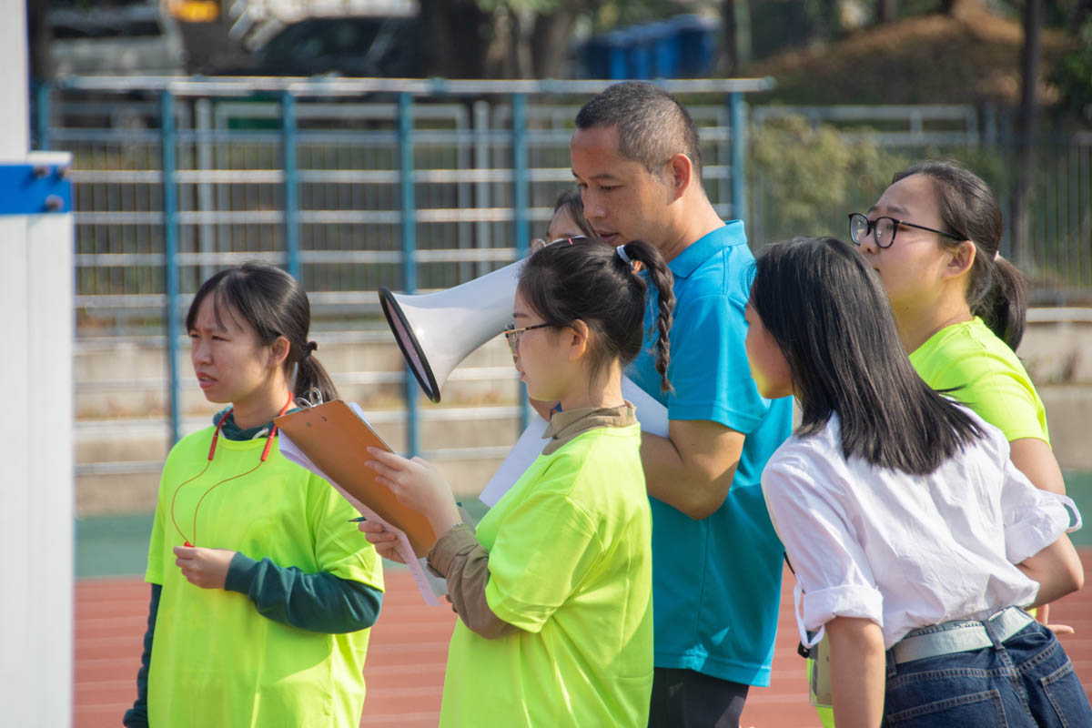 20 运动会志愿者正在准备比赛器材【学通社记者 万思邑 摄】 (3)