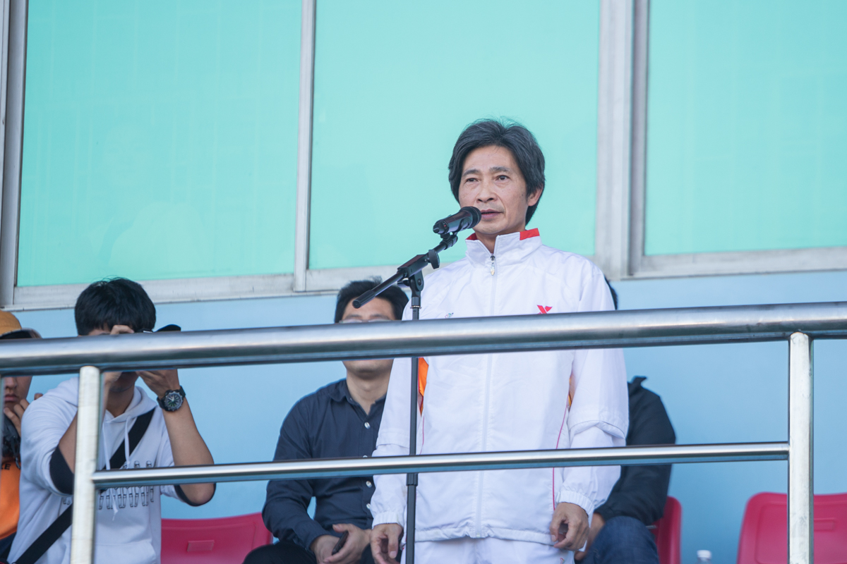 党委书记高翅在运动会闭幕式上发言【学通社记者 章洁瑜 摄】