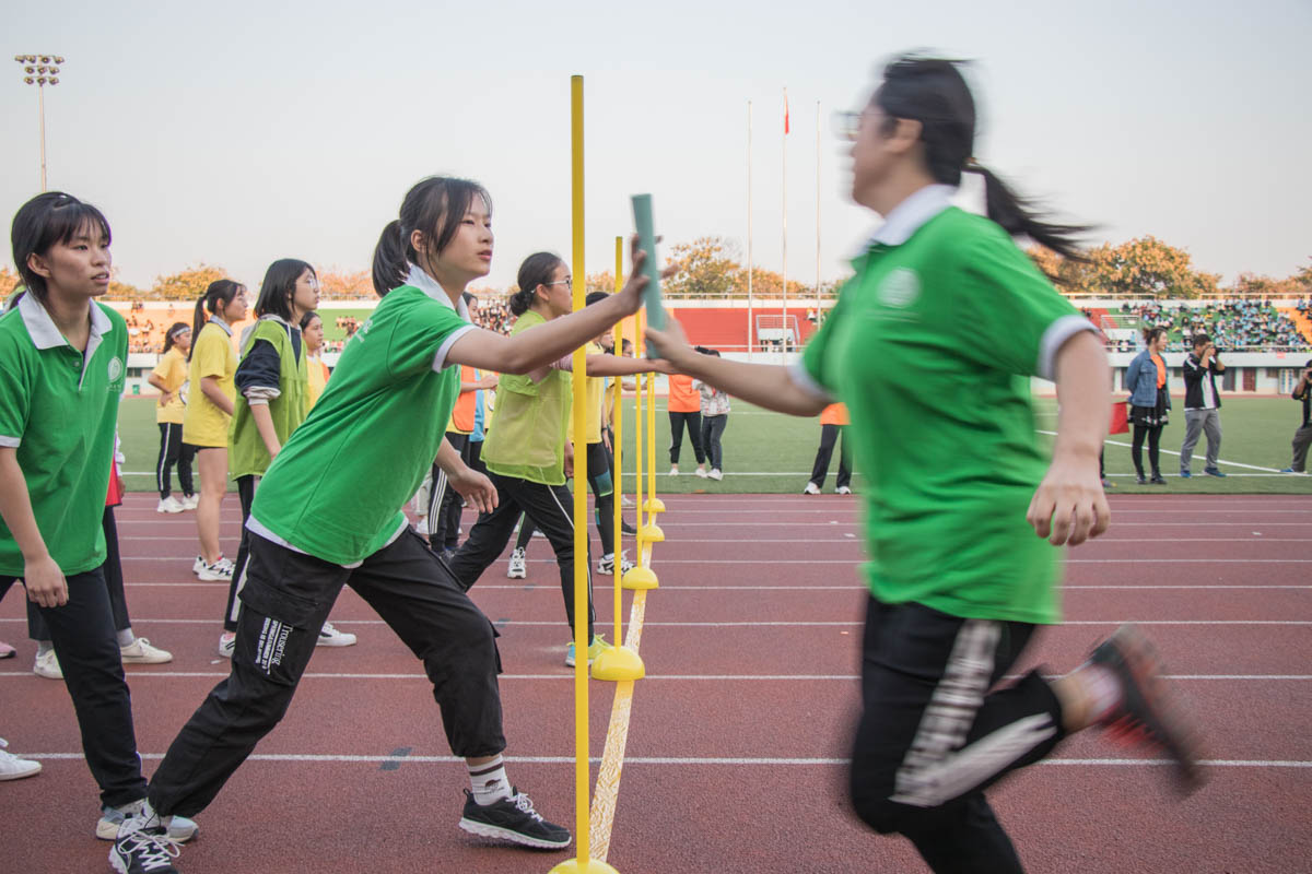 5 18号下午女子15x50，两个运动员接棒的瞬间【学通社记者 连雨婷 摄】