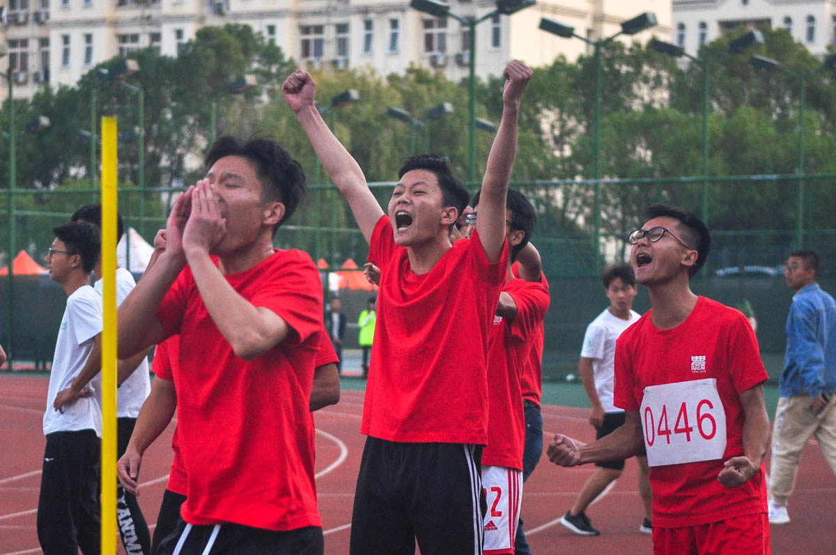 17 男子15x50比赛中，运动员们为跑来的队友们加油助威【学通社记者 张以奕 摄】
