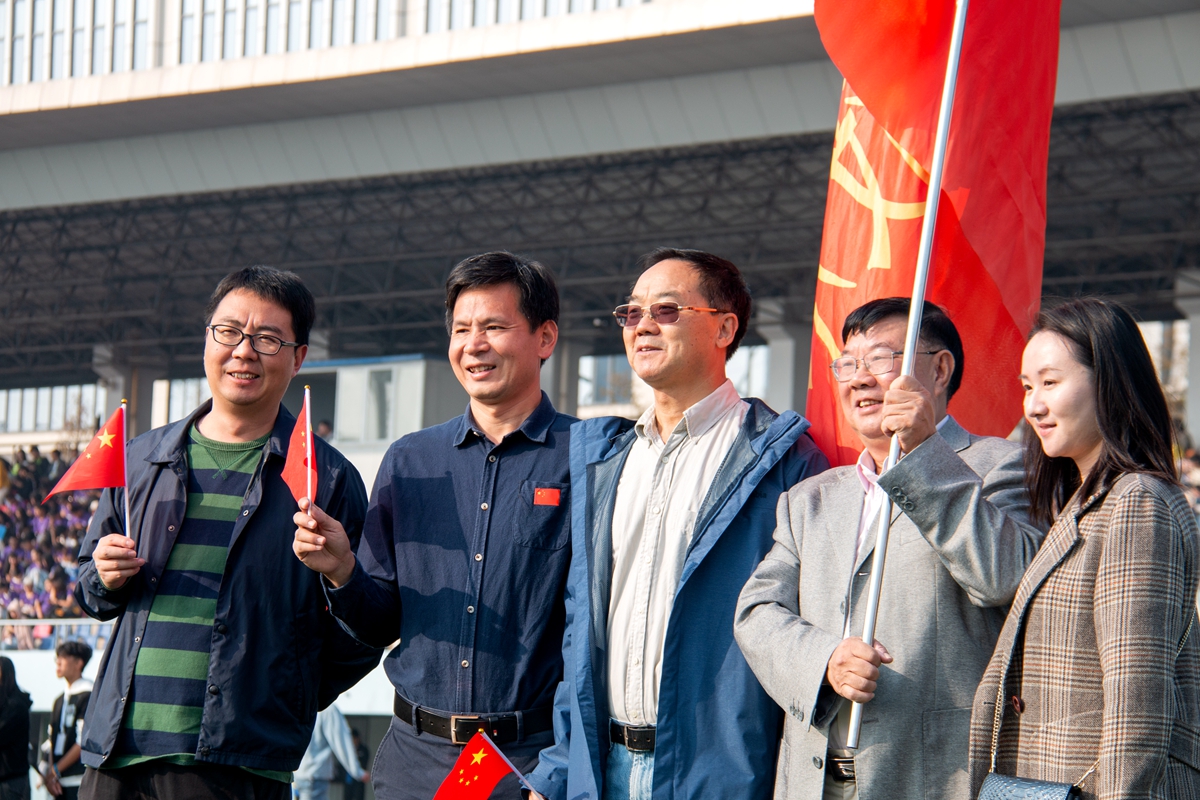 13 张启发院士和其他领导合影【学通社记者 孙嘉豪 摄】