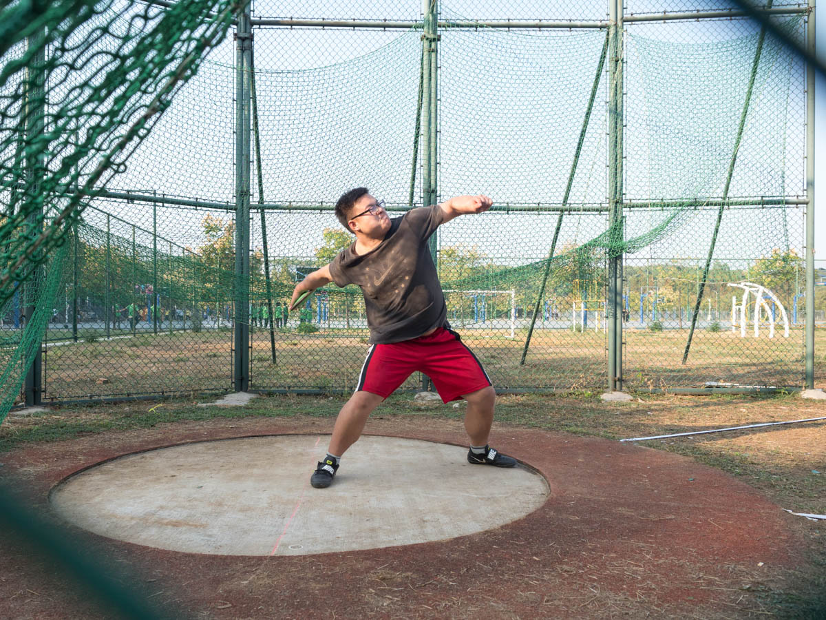 10 铁饼运动员进行比赛【学通社记者 包丞 摄】