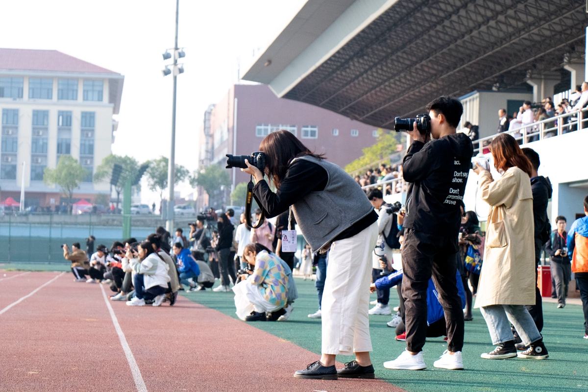 学通社摄影记者张睿言正在拍摄【学通社记者 邵子衿 摄】_副本