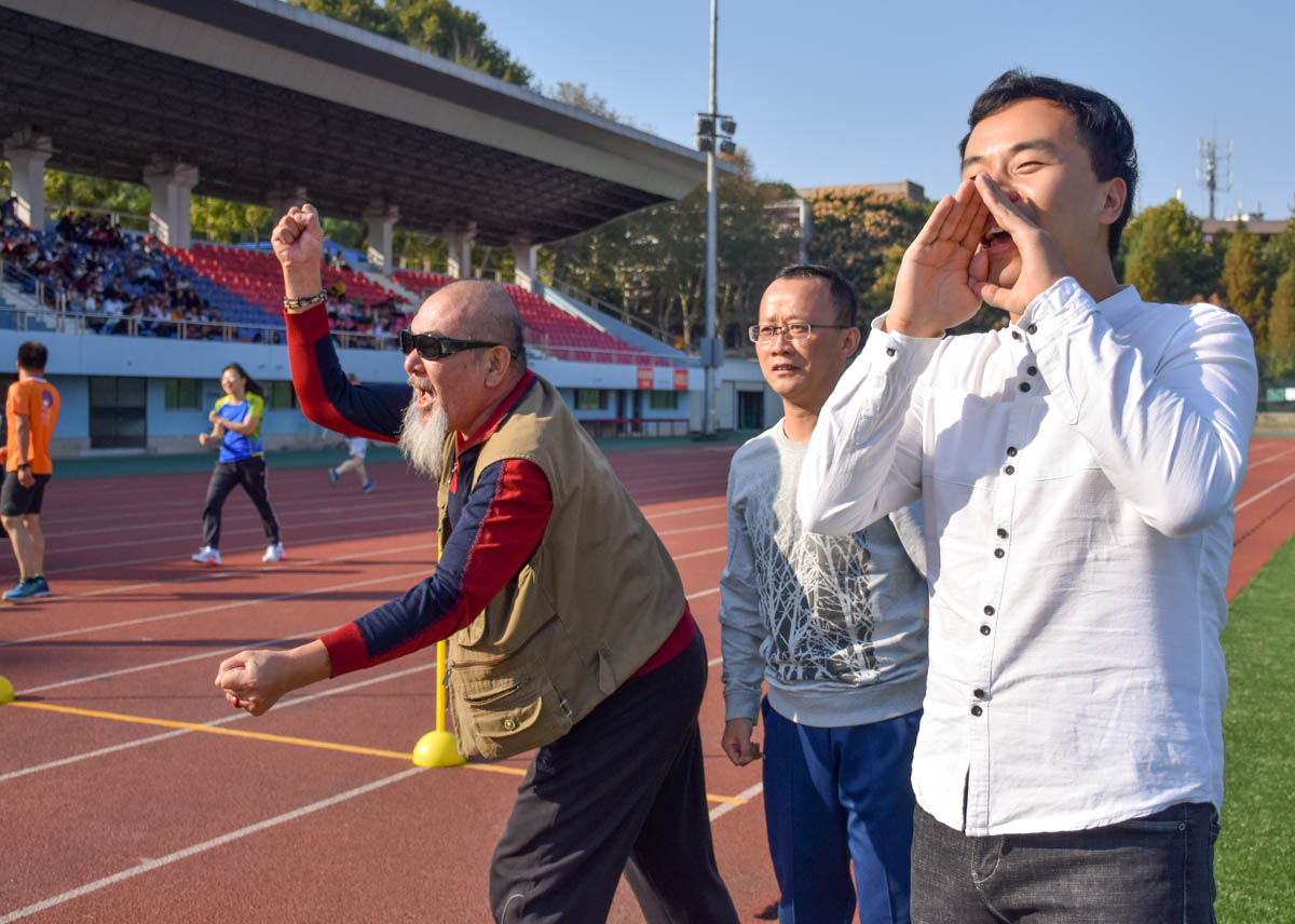 教工组接力比赛时老师们激动地为自己的队伍加油【学通社记者 陈瀛 摄】 (2)
