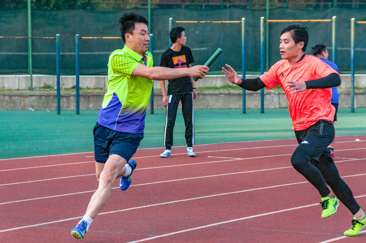 14教职工男子4x100米比赛接棒【学通社记者 沈雨霏 摄】