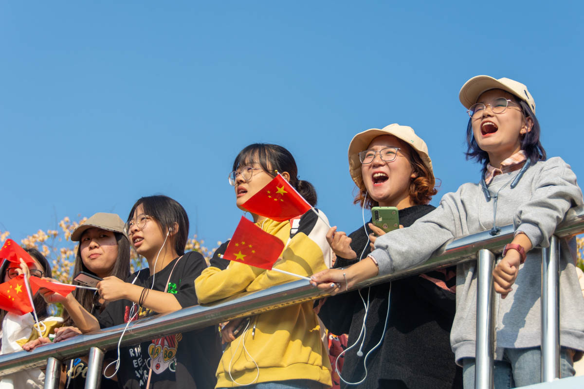 18观众们在观众台上为赛场上的运动员奋力呐喊【学通社记者 万思邑 摄】