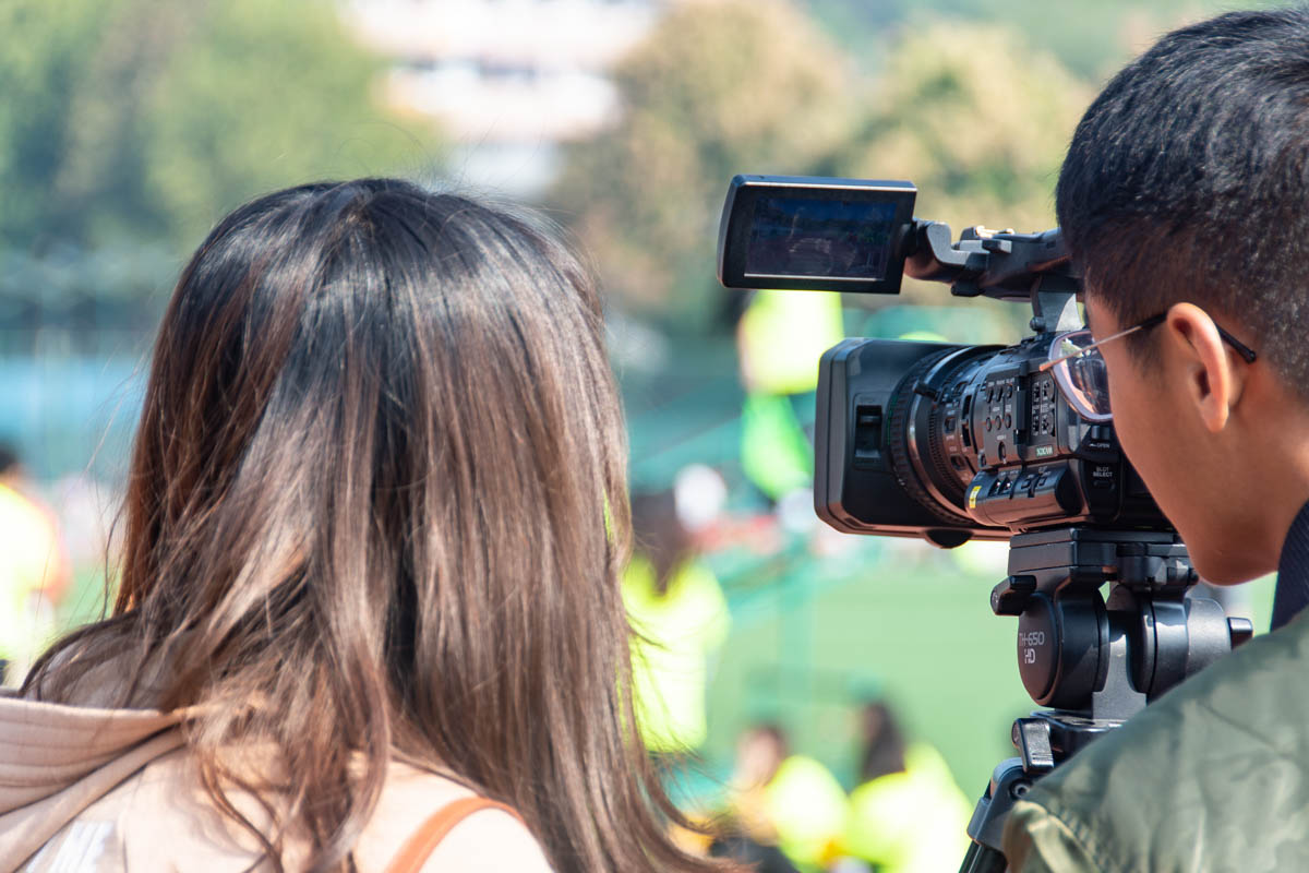 22华农电视台工作人员正在拍摄【学通社记者 万思邑 摄】