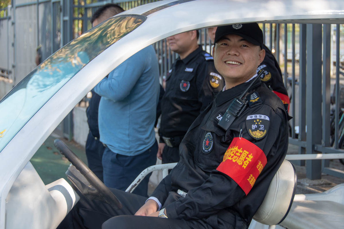 27保卫队时刻在运动场上巡逻，保证全场的安全【学通社记者 万思邑 摄】