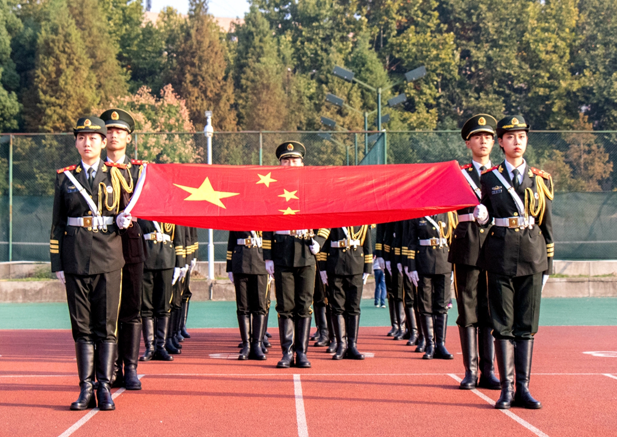 8升旗正面【学通社记者 邵子衿 摄】
