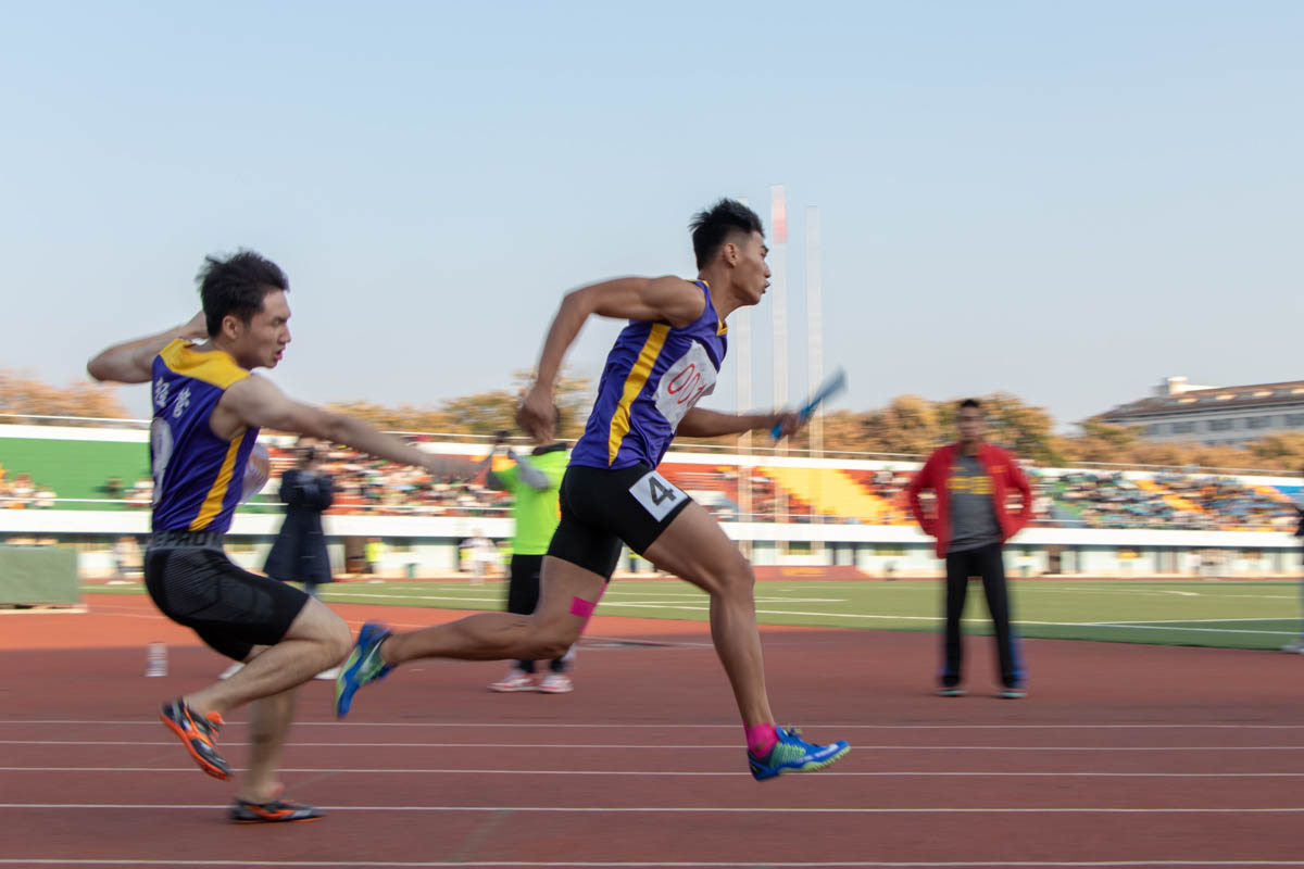 6  男子4x100接力赛中，岳宁在奋力奔跑【学通社记者 王依凡 摄】