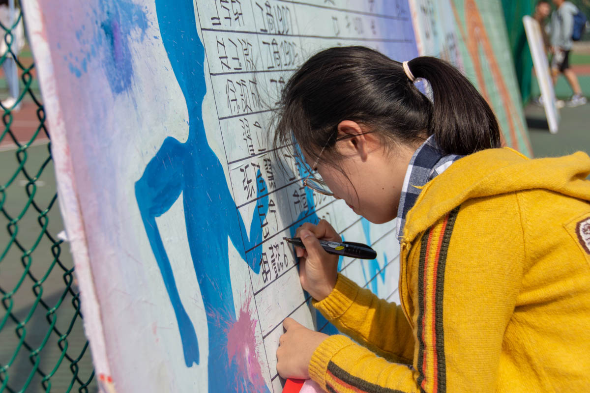26 运动场上的记录员，正在记录获奖运动员的成绩【学通社记者 万思邑 摄】