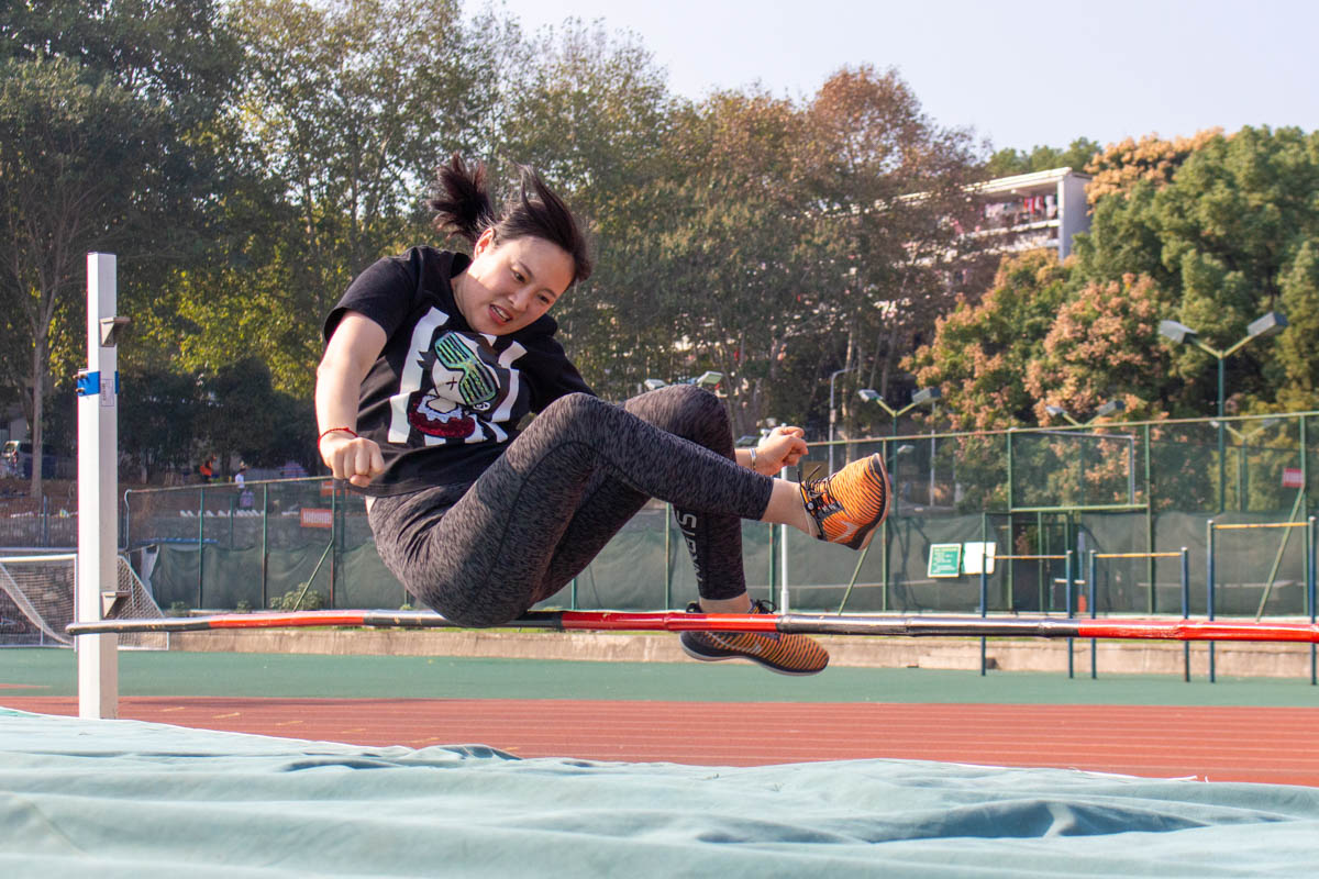 13 教职工运动会女子跳高项目【学通社记者 张晨夕 摄】