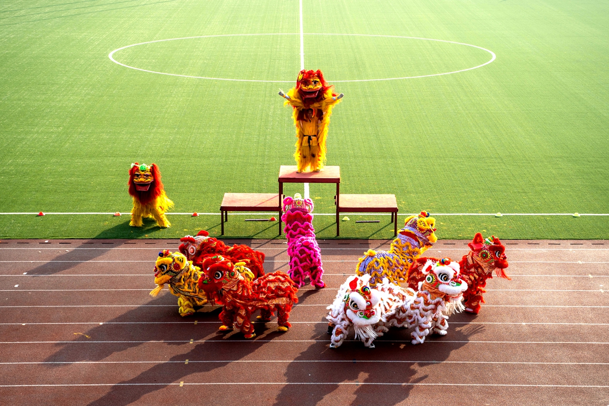 3 运动会开幕式舞狮 【学通社记者 孙泊远 摄】