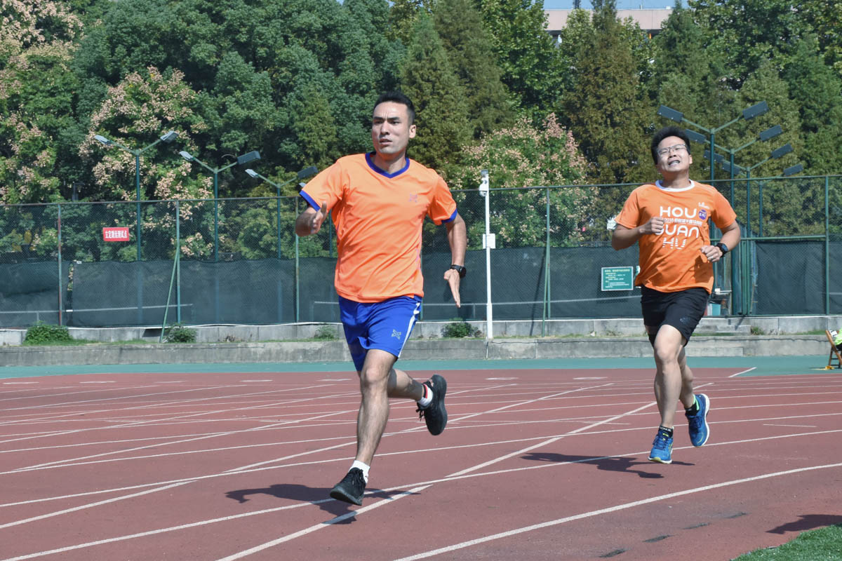 12 两位老师进行最后冲刺 【学通社记者 徐聿卓摄】