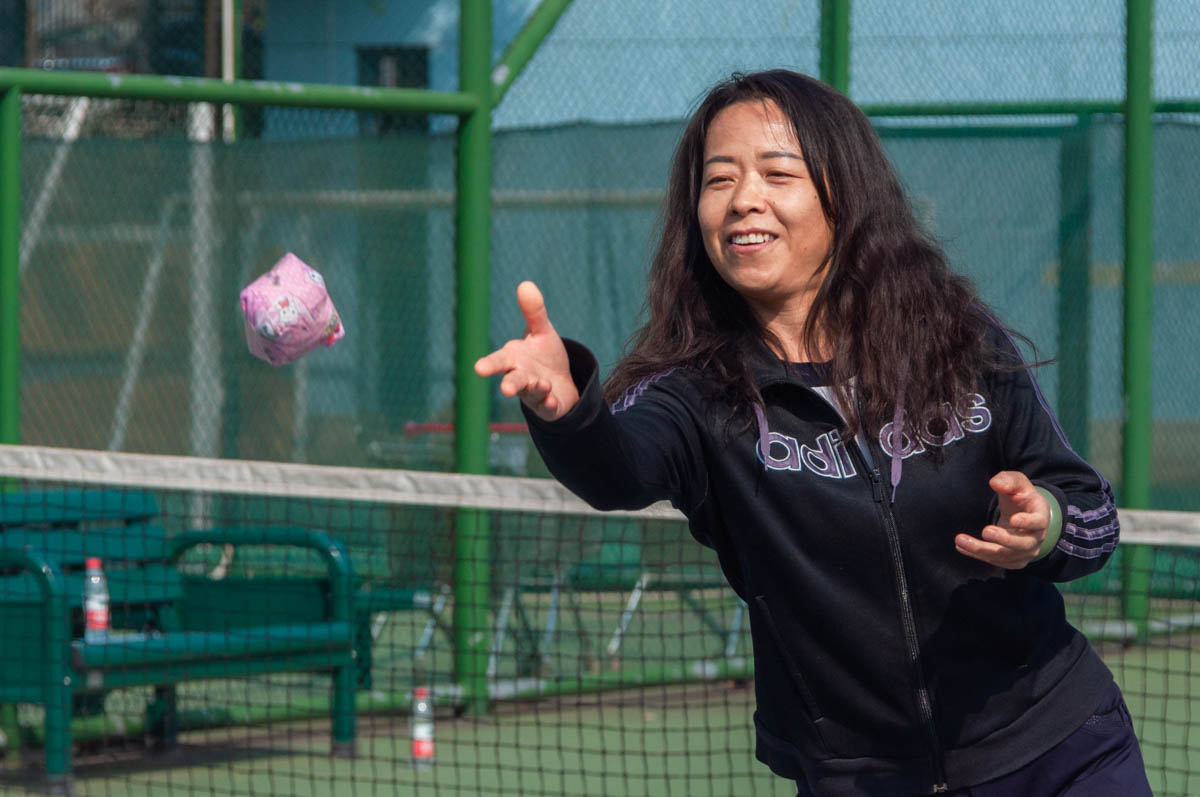 11老师正在进行趣味沙包项目的比赛【学通社记者 沈雨霏 摄】