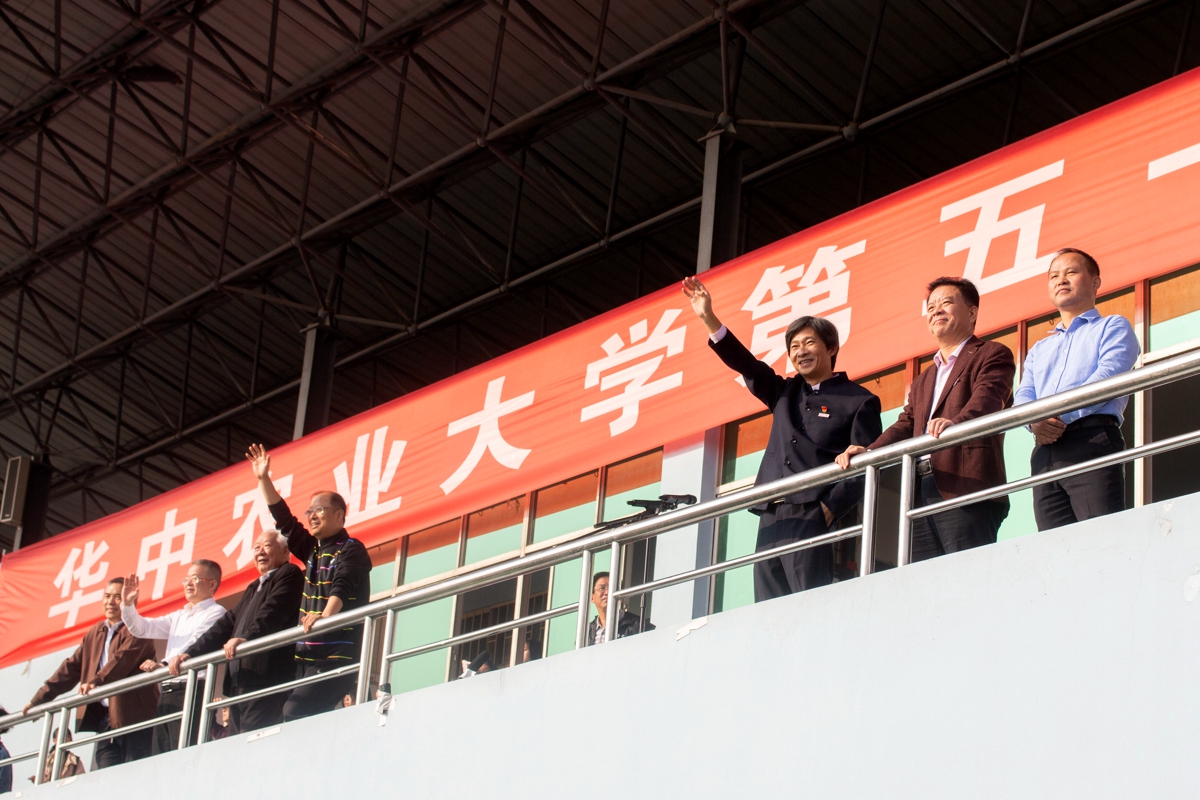 1 校领导向方阵挥手致意舞狮队摆出阵势【学通社记者 黄荣菁 摄】